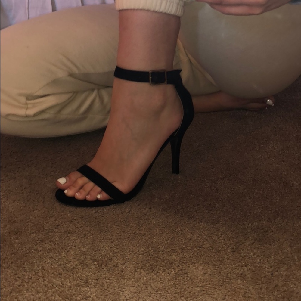 Black Ankle Tie Heels 🖤